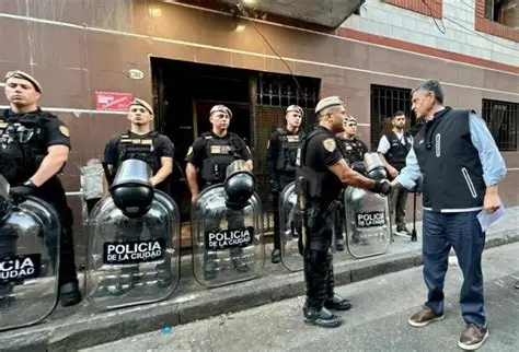 JORGE MACRI REALIZÓ EL DESALOJO DE UN CONVENTILLO TOMADO EN CONSTITUCIÓN